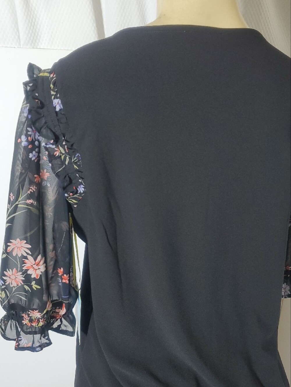 NWT CeCe Black Floral Flutter Sleeve Women's Top Size M - Picture 5 of 8